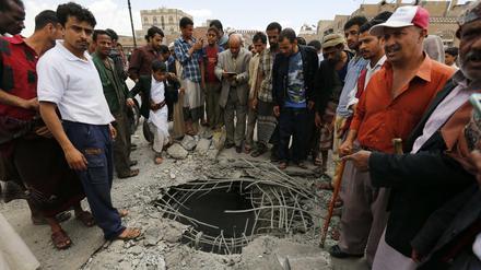 Jemeniten untersuchen den Schaden nach einem Luftangriff auf eine Brücke in Sana'a. Ab dem 10. April soll im Jemen ein Waffenstillstand in Kraft treten. 