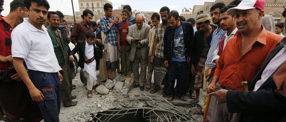 Jemeniten untersuchen den Schaden nach einem Luftangriff auf eine Brücke in Sana'a. Ab dem 10. April soll im Jemen ein Waffenstillstand in Kraft treten. 
