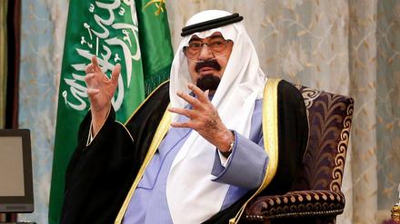 Saudi-Arabiens König Abdullah wird über einen Schlauch mit Luft versorgt