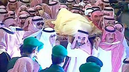 Familienangehörige tragen den Sarg von König Abdullah durch die Moschee in Riad.
