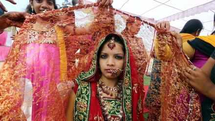 Nach Berechnungen der Kinderhilfsorganisation Save the Children werden weltweit immer mehr Kinder verheiratet - hier eine junge Braut im indischen Bhopal. Die meisten sind Mädchen.