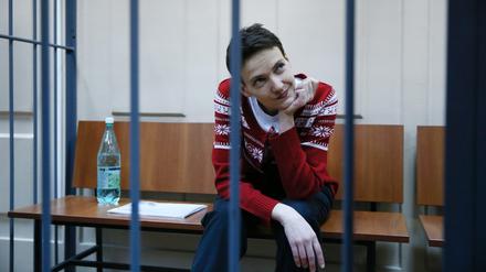 Die ukrainische Kampfpilotin Nadja Sawtschenko vor Gericht in Moskau