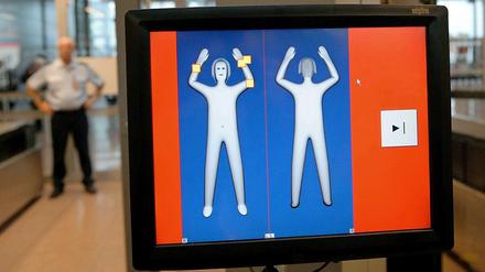 Der Scan eines Körperscanners ist auf einem Bildschirm im Flughafen in Hamburg zu sehen. Dort waren die Geräte getestet worden. 