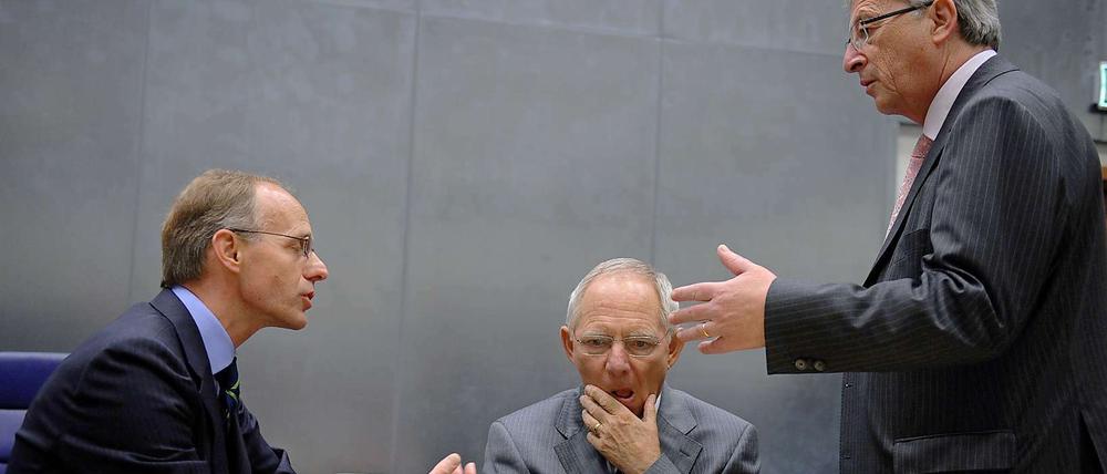 Die Euro-Finanzminister ringen in Luxemburg um neue Hilfen für Griechenland, hier: Luxemburgs Finanzminister Luc Frieden, Deutschlands Finanzminister Wolfgang Schäuble und Euro-Gruppenchef Jean-Claude Juncker.