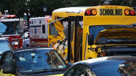 Eine Kollision mit einem Schulbus stoppte die Fahrt die Attentäters.