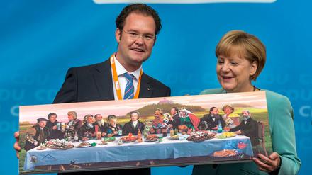 Der Thüringer CDU-Politiker Tankred Schipanski mit Kanzlerin Angela Merkel (CDU) auf einer Wahlkampfveranstaltung im August 2013.