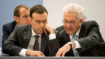 Stellt sich gegen Schäuble: Der Stuttgarter Finanzminister Nils Schmid, mit Ministerpräsident Winfried Kretschmann.