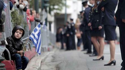 In Griechenland, hier ein Junge bei einer Schulparade in Athen, ist die Kinderarmut dramatisch gestiegen.