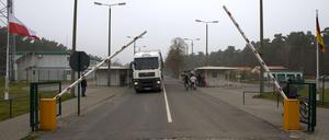 2007 endeten die deutsch-polnischen Grenzkontrollen - wie hier an der Grenzstation Ahlbeck. Jetzt gibt es in der Wirtschaft Befürchtungen, dass die Vor-Schengen-Zeit zurückkehrt.