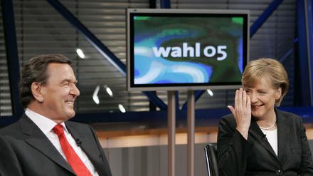 Mal respektvoll, mal respektlos - das Verhältnis zwischen dem einstigen Bundeskanzler Gerhard Schröder und seiner Nachfolgerin Angela Merkel - hier im September 2005 in einem Fernsehstudio in Berlin - ist ambivalent. . 
