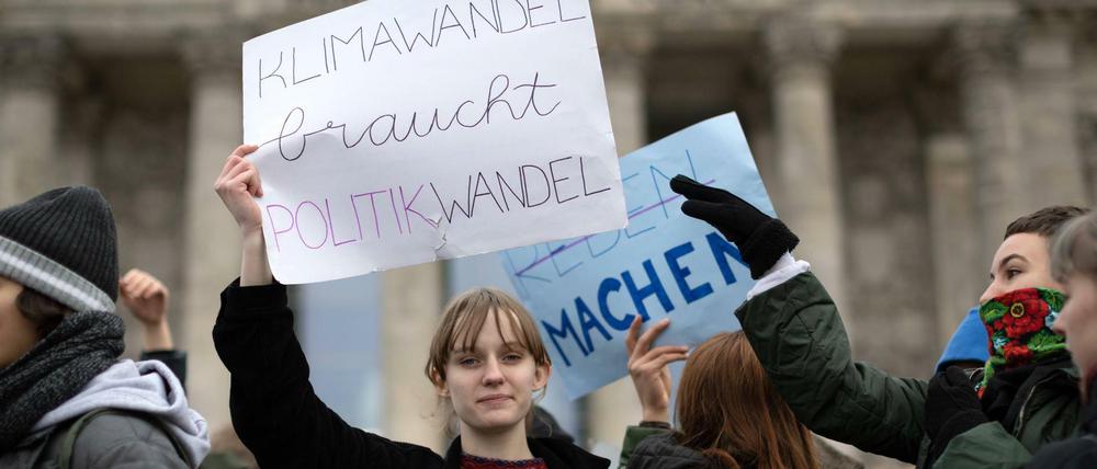 Schulstreik für Klimaschutz. Mehrere hundert Schüler und Schülerinnen protestieren vor dem Reichstagsgebäude in Berlin für eine bessere Klimapolitik.