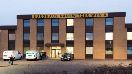 Blick auf ein ehemaliges Bürogebäude in Gräfenhainichen (Sachsen-Anhalt). In der Nacht auf Samstag ist auf das ehemalige Bürogebäude geschossen worden.