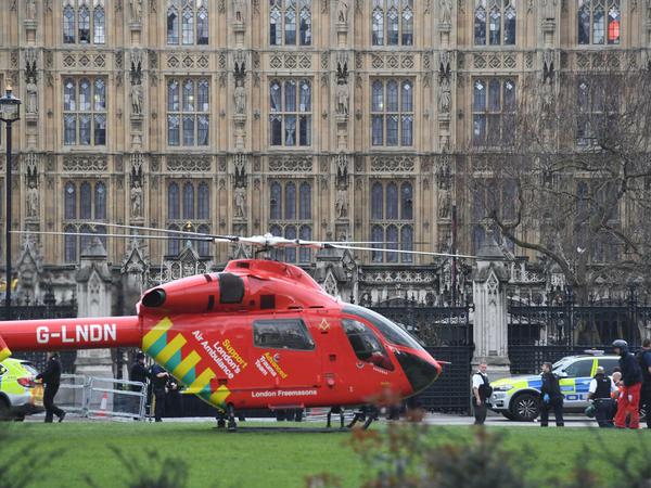 Ein Rettungshubschrauber vor dem britischen Parlament in London. In der Nähe sind am Mittwoch Schüsse gefallen. 