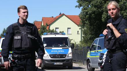 Polizisten sperren am 25.08.2016 in Reuden bei Zeitz (Sachsen-Anhalt) eine Straße ab. 