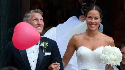 Echte Ehe, voll begünstigt: Der Profifußballer Bastian Schweinsteiger und die Tennisspielerin Ana Ivanovi· bei ihrer Hochzeit in Venedig vergangene Woche. 