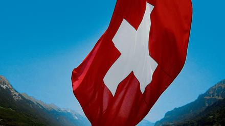 Die Schweizer Fahne weht an einem Schiff auf dem Brienzer See bei Interlaken (Archivbild von 2011).