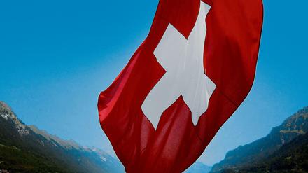 In der Schweiz hat ein Angreifer mehrere Menschen in einem Zug verletzt.