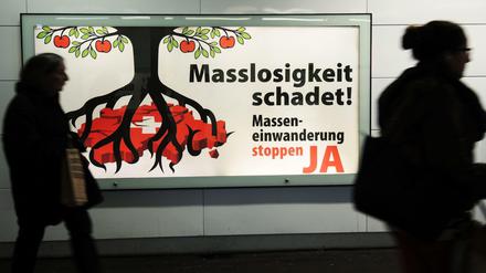 Ein Plakat der Schweizerischen Volkspartei (SVP) gegen "Masseneinwanderung".