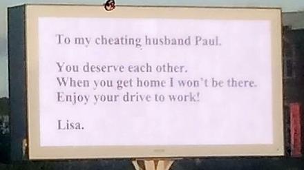 Die Nachricht einer Ehefrau an ihren Mann an einer Werbetafel in Sheffield am Mittwochmorgen: "An meinen betrügerischen Ehemann Paul. Ihr verdient euch gegenseitig. Wenn du nach Hause kommst, werde ich nicht da sein. Genieß die Fahrt zur Arbeit! Lisa."