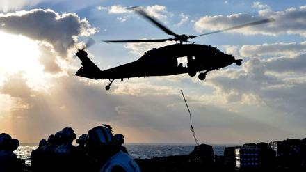 Ein offizielles Foto der US-Navy von einem Sea-Hawk-Helikopter vor wenigen Tagen im Atlantik.