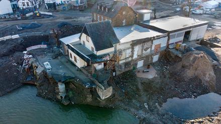 Ruine eines bei der Flut zerstörten Gebäudekomplexes am Ufer der Ahr in Rech (Luftaufnahme mit einer Drohne)