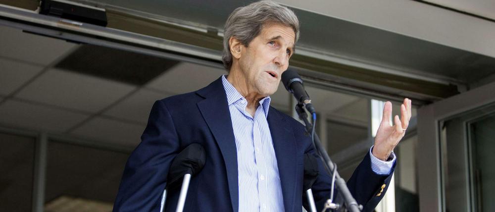 US-Außenminister John Kerry ist nach einem Beinbruch mit Krücken unterwegs.
