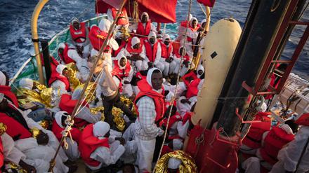 Zwei Tage lang mussten die Flüchtlinge auf dem Deck des Rettungsschiffs "Seefuchs" ausharren, bevor sie im sizilianischen Hafen Porto Empedocle an Land gehen konnten.