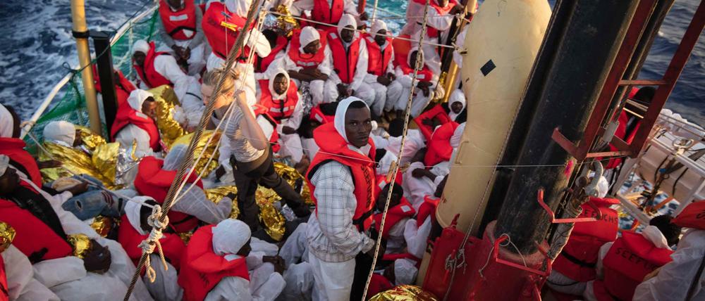 Zwei Tage lang mussten die Flüchtlinge auf dem Deck des Rettungsschiffs "Seefuchs" ausharren, bevor sie im sizilianischen Hafen Porto Empedocle an Land gehen konnten.