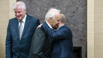 Russland umarmen: Horst Seehofer (links) und Edmund Stoiber bei Wladimir Putin.