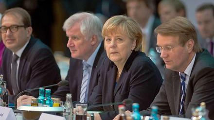 Der CSU-Generalsekretär Alexander Dobrindt (l-r) der CSU-Vorsitzende Horst Seehofer, die amtierende Bundeskanzlerin Angela Merkel und der amtierende Kanzleramtsminister Roland Pofalla (beide CDU)