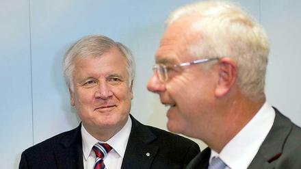 Zufriedener Horst Seehofer. Sein Wunschkandidat Thomas Kreuzer wird neuer CSU-Fraktionschef im Bayerischen Landtag.