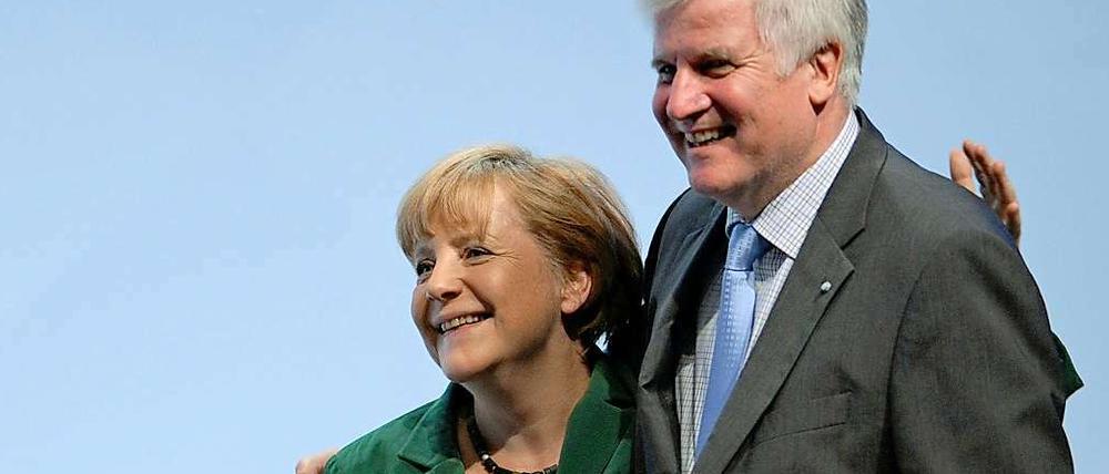Innig. Normalerweise ist Horst Seehofer vieles nicht recht von dem, was die Europa-Kanzlerin Angela Merkel tut. Nun braucht er sie - und sie eine starke CSU.