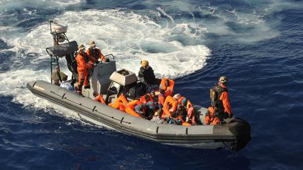 Flüchtlinge werden im Mittelmeer von Bundeswehrsoldaten zu der Fregatte "Schleswig-Holstein" gebracht. Sie ist eines von zwei Schiffen der deutschen Bundeswehr, die als Teil der EU-Mission "Eunavfor Med" Flüchtlinge im Mittelmeer rettet.