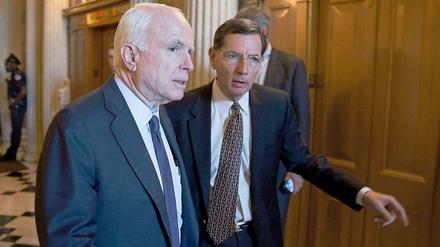 Die Republikaner John McCain und John Barrasso auf dem Weg zu einer Sitzung des US-Senats