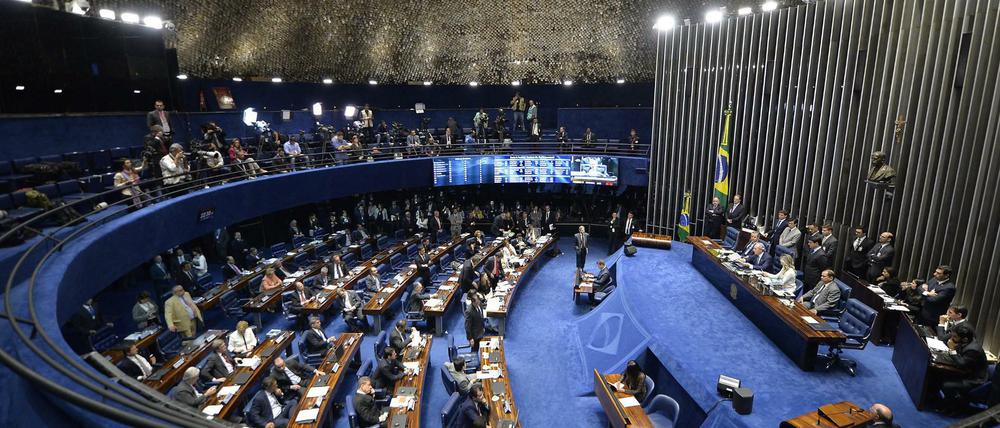 Der brasilianische Senat hat mit breiter Mehrheit das Amtsenthebungsverfahren gegen Präsidentin Dilma Rousseff angenommen.