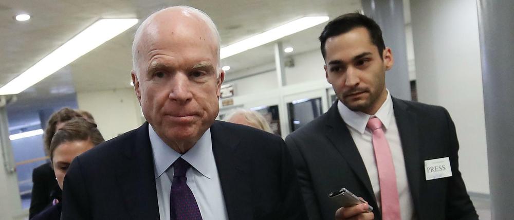 Der republikanische Senator John McCain (l.) will das Gesetzesvorhaben zur Abschaffung von Obamacare erneut ablehnen.