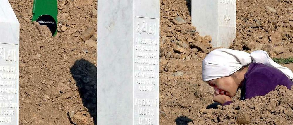 Eine bosnische Frau trauert am Potocari Memorial Center in Srebrenica, Bosnien-Herzegowina.