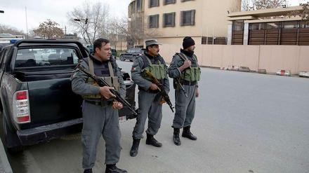 Sicherheitskräfte vor dem Hotel Serena in Kabul. 
