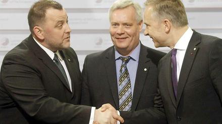 Der estnische Finanzminister Sven Sester (links) mit seinem finnischen Amtskollegen Antti Rinne und dem lettischen Zentralbankgouverneur Ilmars Rimsevics.