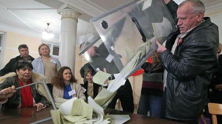 Auszählung in Sevastopol: Gläserne Urnen, ungefaltete Stimmzettel