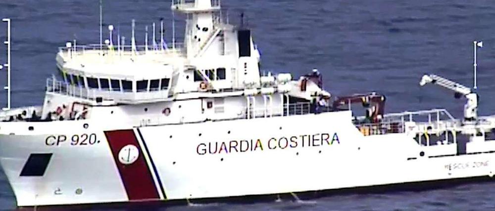 Die italienische Küstenwache suchte am Sonntag nach Überlebenden der Katastrophe.
