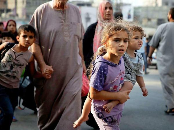 Tausende Menschen auf der Flucht. Die im Gazastreifen herrschende radikalislamische Hamas ist zu einer dreistündigen humanitären Waffenruhe bereit.