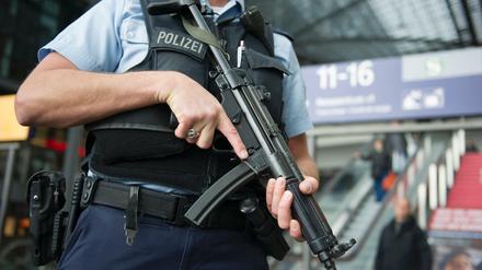 Ein Bundespolizist steht am 22.03.2016 in Berlin mit einer Waffe im Anschlag im Foyer des Hauptbahnhofs. 