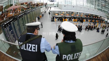 Zwei Beamte der Bundespolizei beobachten auf dem Flughafen in München den Abflugbereich im Terminal 2. 