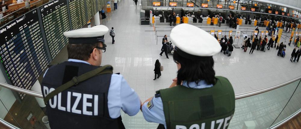 Zwei Beamte der Bundespolizei beobachten auf dem Flughafen in München den Abflugbereich im Terminal 2. 