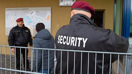Wachleute in der baden-württembergischen Erstaufnahmeeinrichtung für Flüchtlinge in Ellwangen 