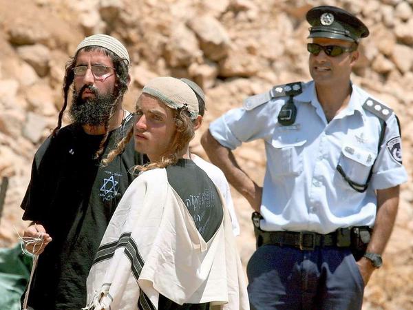 Ultra-orthodoxe Siedler in Hebron werden von israelischen Soldaten beschützt, egal was sie tun. 