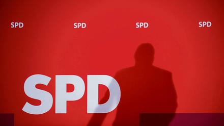 Der Schatten des SPD-Vorsitzenden und Bundeswirtschaftsministers Sigmar Gabriel