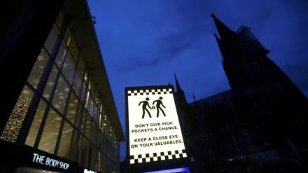 Vor dem Kölner Hauptbahnhof warnt ein Schild vor Taschendieben.