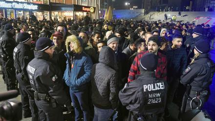 Polizisten umringen am 31.12.2016 vor dem Hauptbahnhof in Köln südländisch aussehende Männer. 